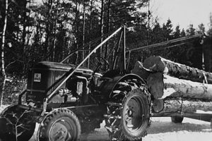 Traktormonterad skogskran med stocksax