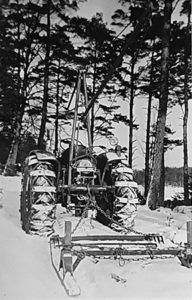 Traktormonterad skogskran med stocksax