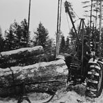 Traktormonterad skogskran med stocksax