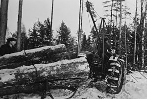 Traktormonterad skogskran med stocksax