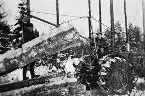 Traktormonterad skogskran med stocksax