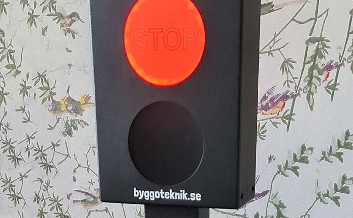 Besöksräknare med stoppljus på stolpe